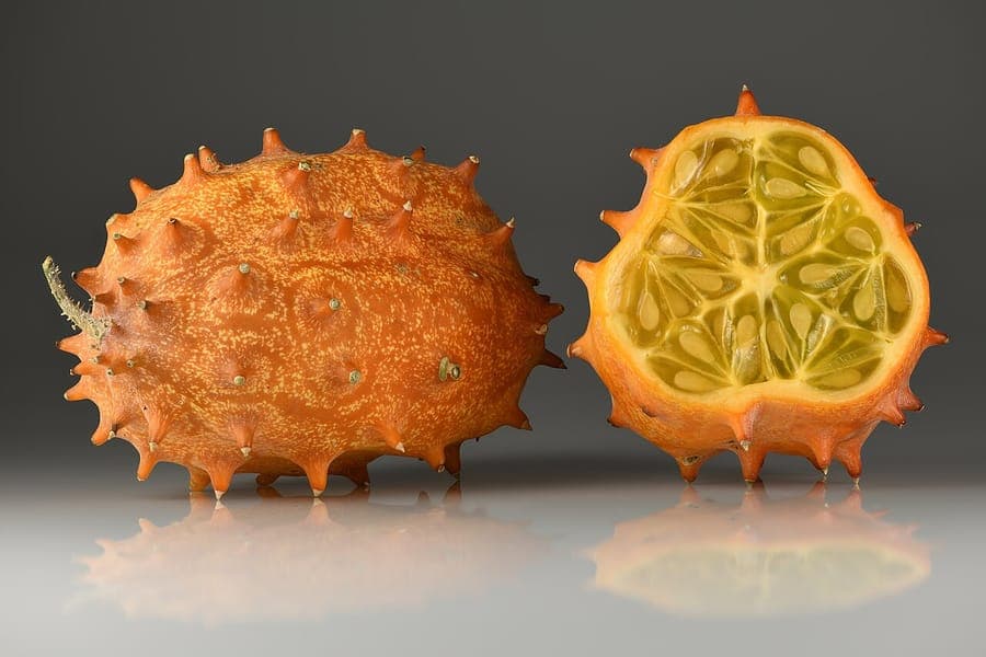 Kiwano vrucht met oranje schil en stekels
