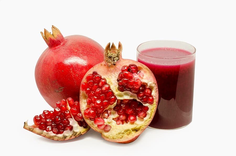 Punica granatum Granatapfel rote Blueten und Fruechte